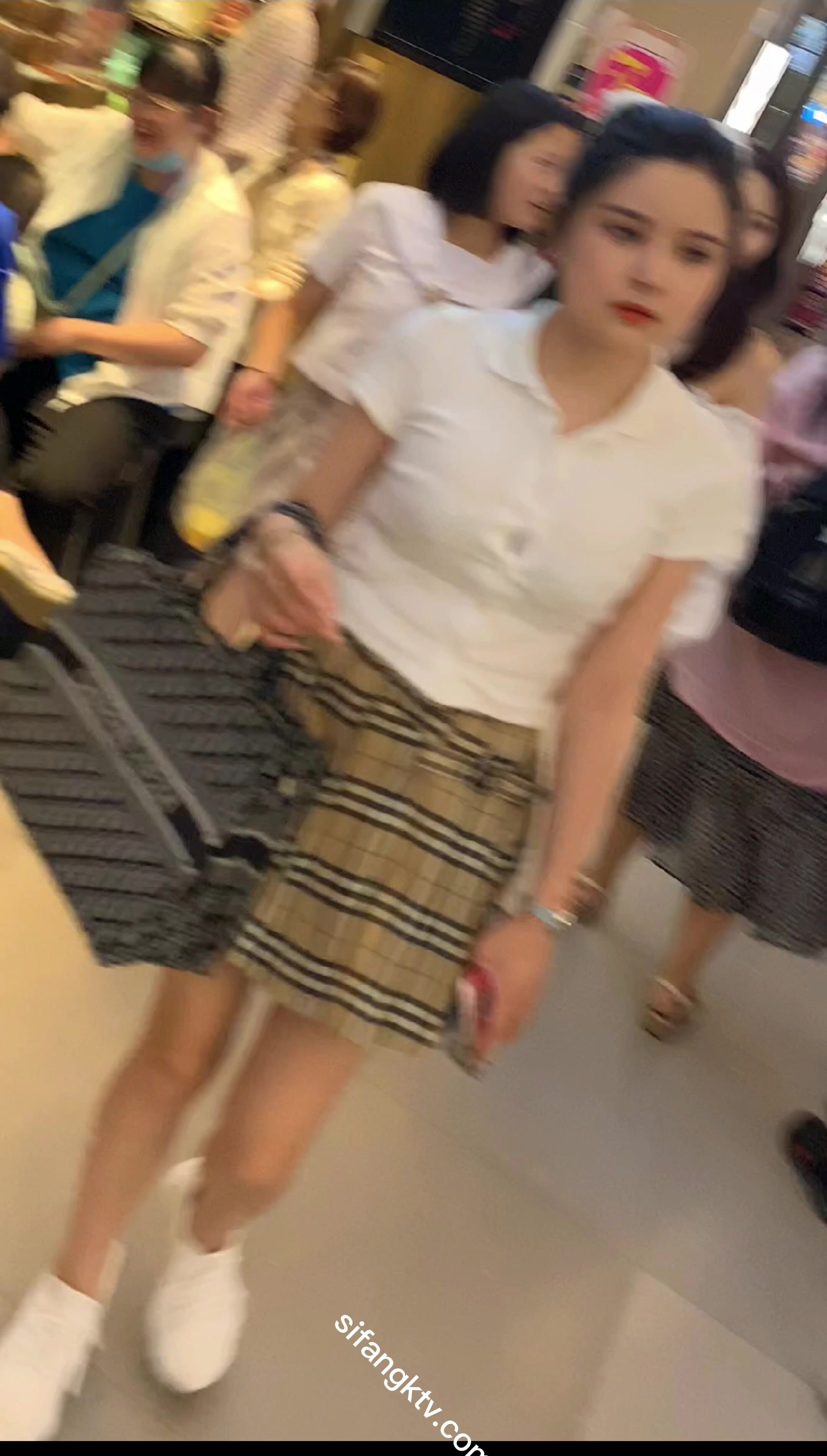 抄底包臀妹。過程中一直盯著我的鏡頭- SOPORN.COM