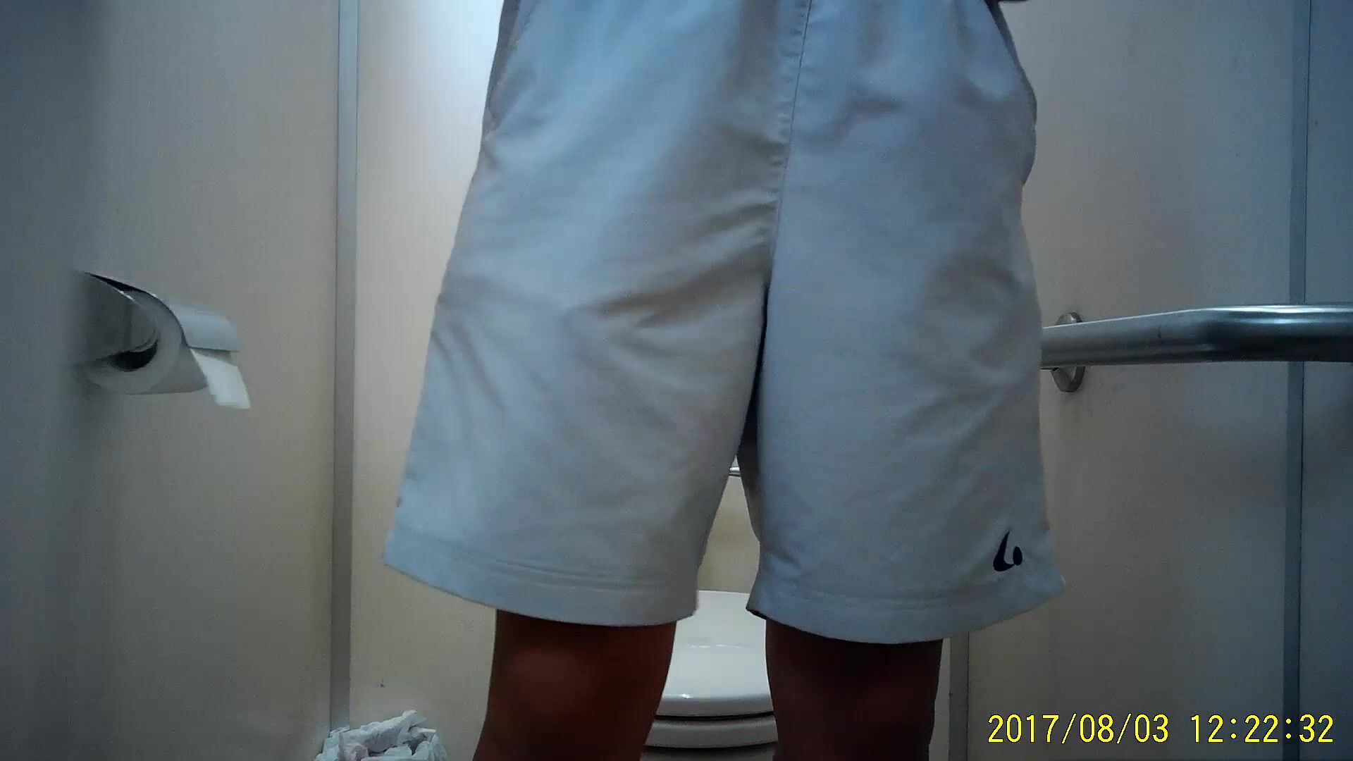 ジムの女子トイレでスポーツウェアを着た多くの若い女の子のハイビジョン盗撮...